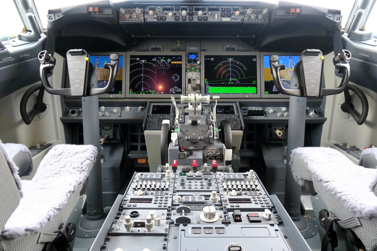 cockpit max8